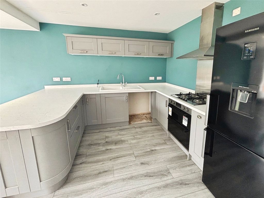 Property photo 3 of 10 Kitchen