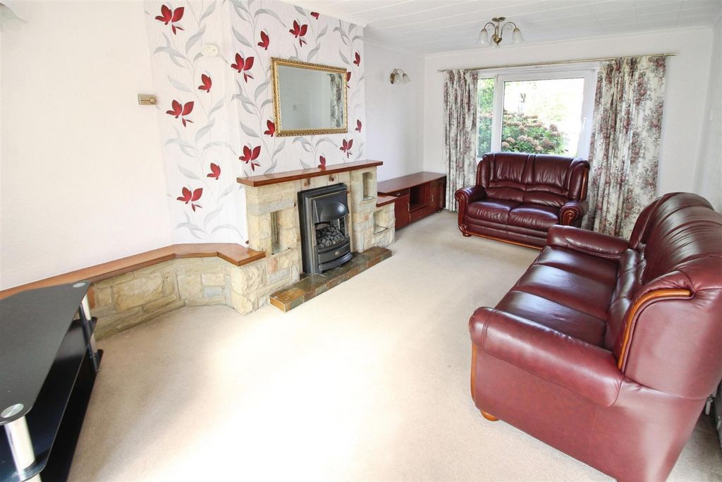 Property photo 2 of 19 Lounge