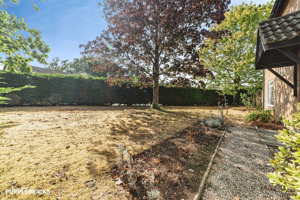 Property photo 3 of 30 Front Garden