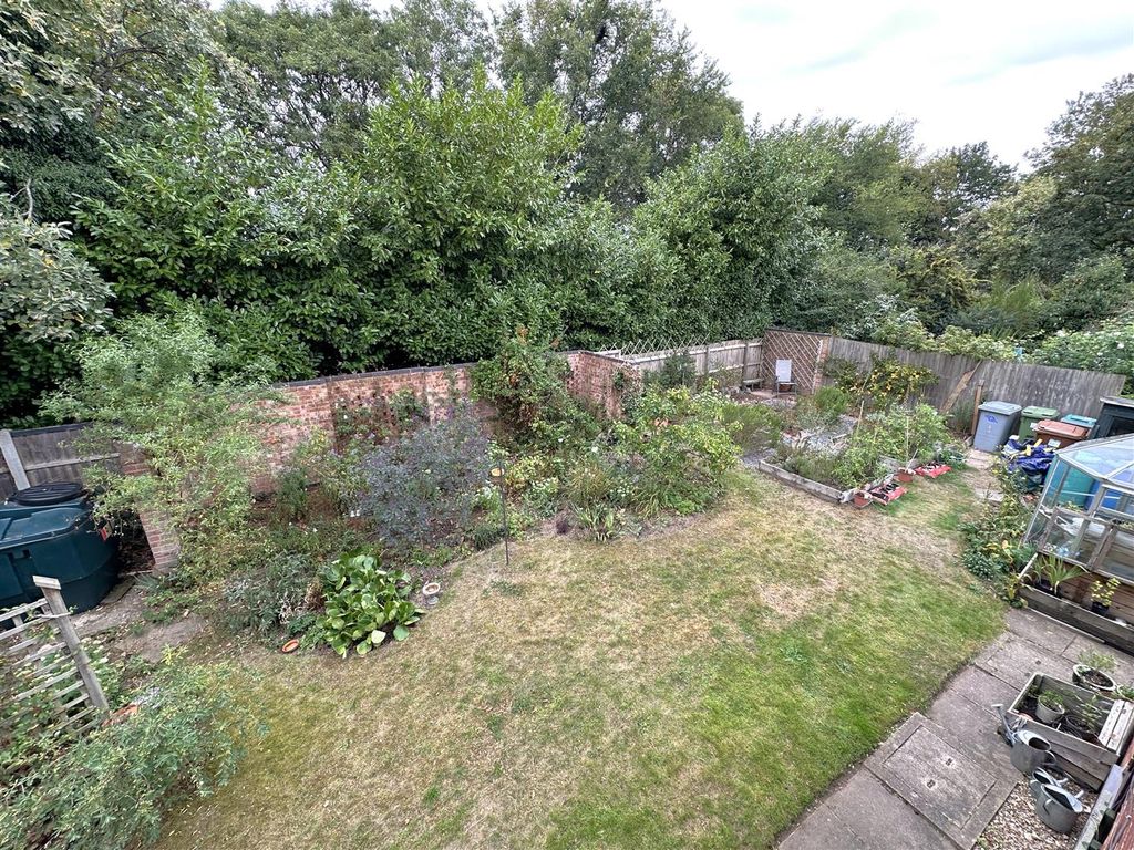 Property photo 3 of 27 Well-Appointed Private Garden 070