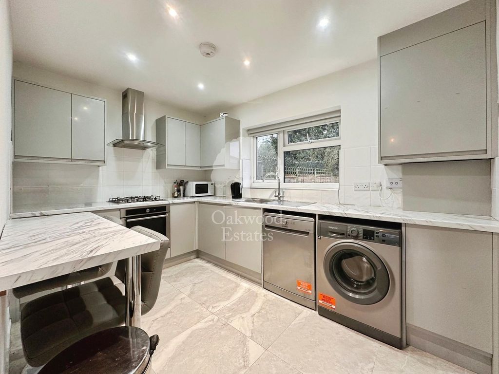 Property photo 3 of 11 Kitchen