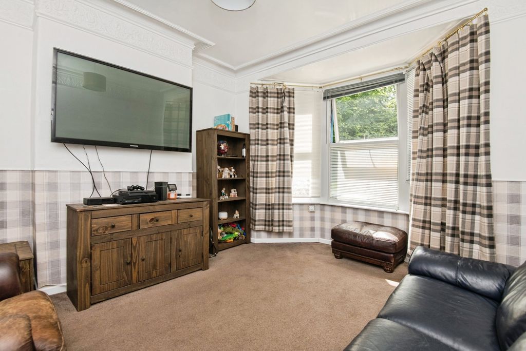 Property photo 2 of 17 Photo