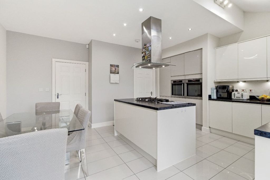 Property photo 3 of 33