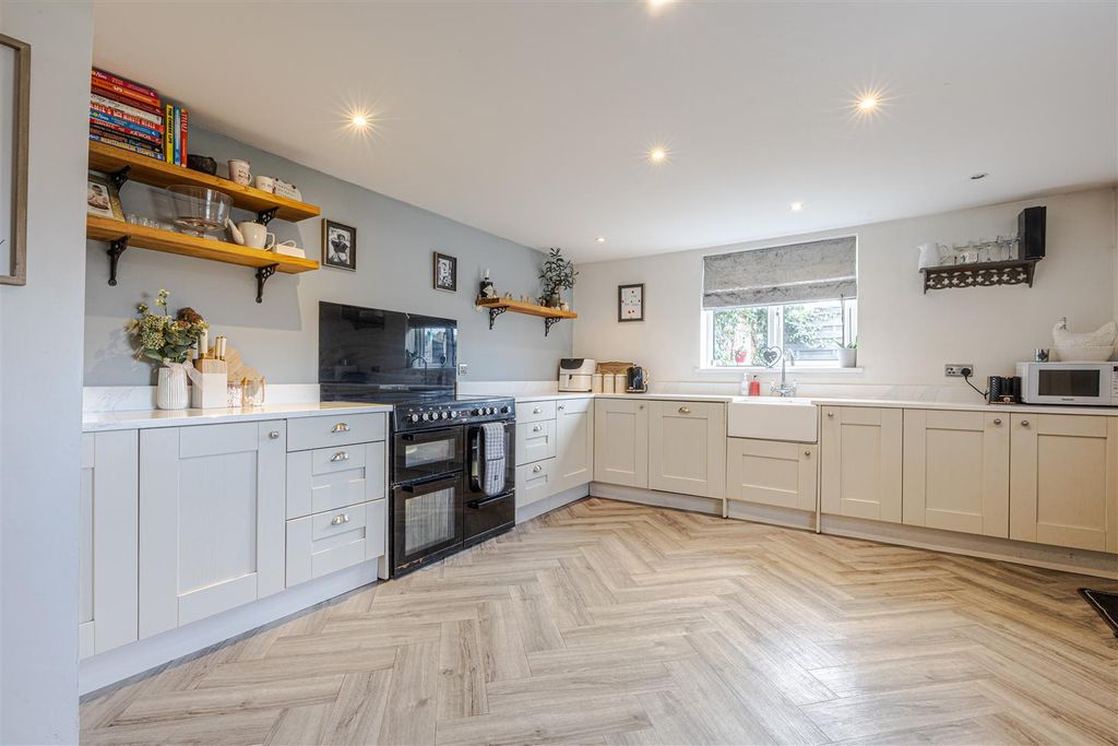 Property photo 3 of 23 Kitchen