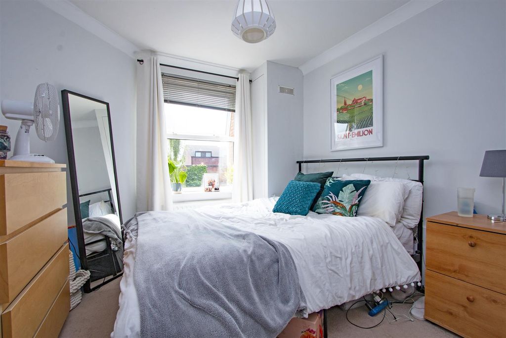 Property photo 3 of 6 Sinclair Court, Kingston Road Sw19 Bedroom 1