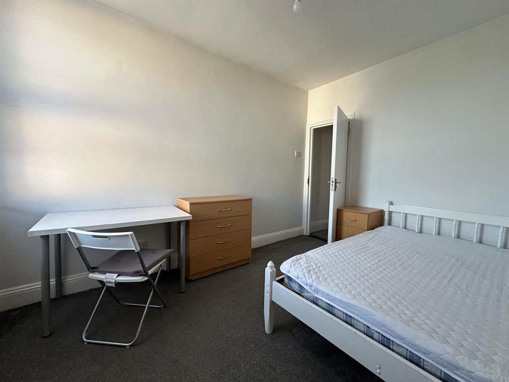 Property photo 2 of 13 Bed1.Jpg