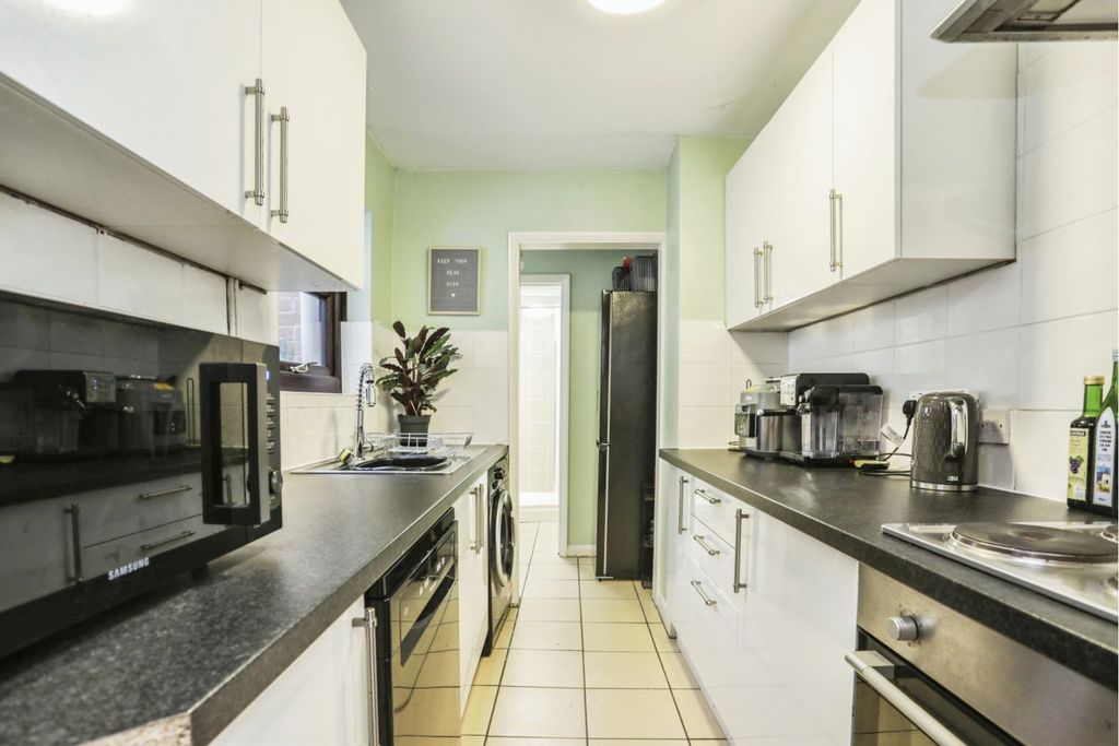 Property photo 3 of 17 Kitchen