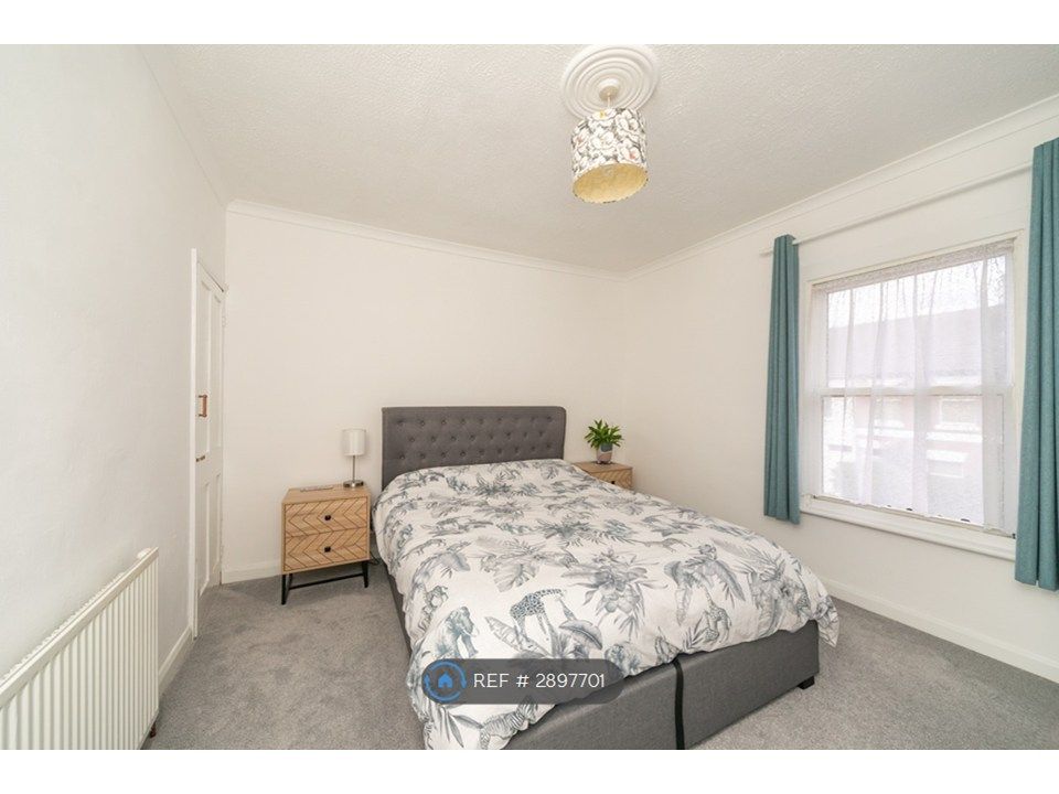 Property photo 1 of 9 King Size Bedroom (1)