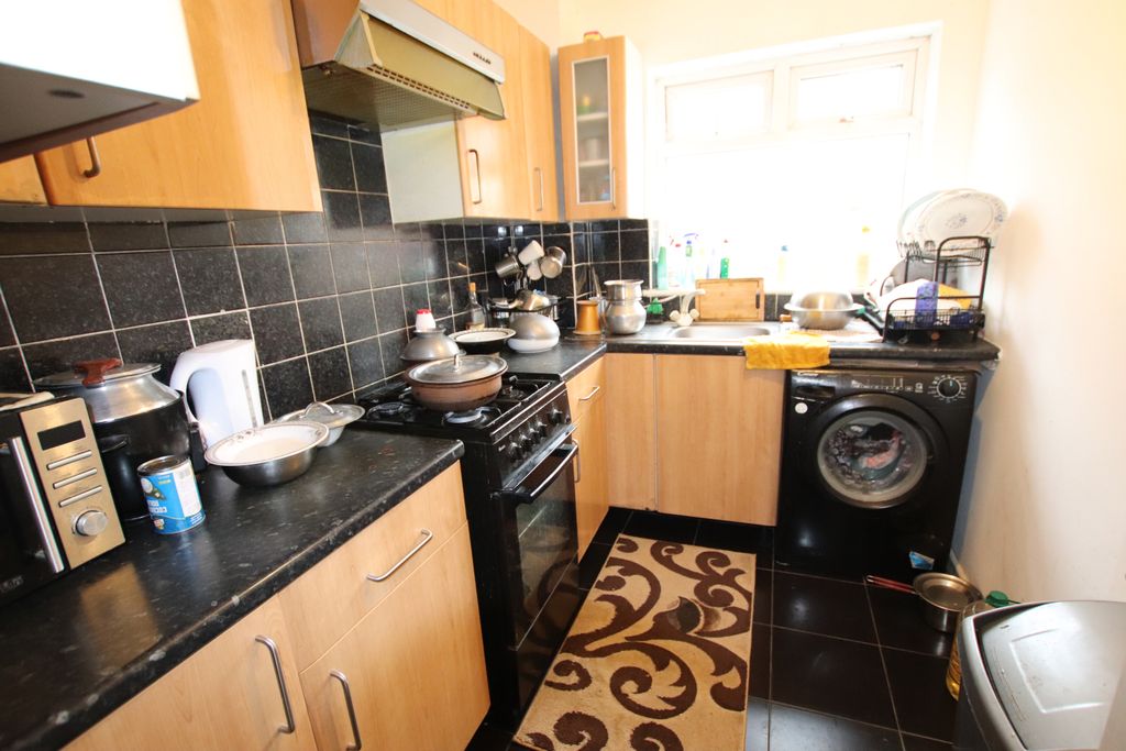 Property photo 3 of 9 Kitchen