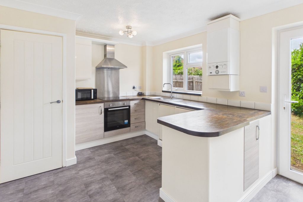 Property photo 3 of 18 Ewemove - Spalding - Daniels Gate - Kitchen