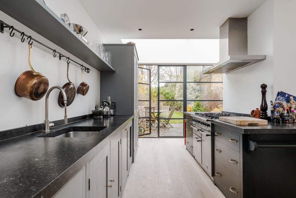 Property photo 3 of 25