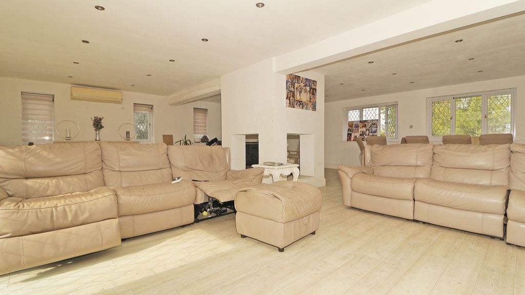 Property photo 3 of 23