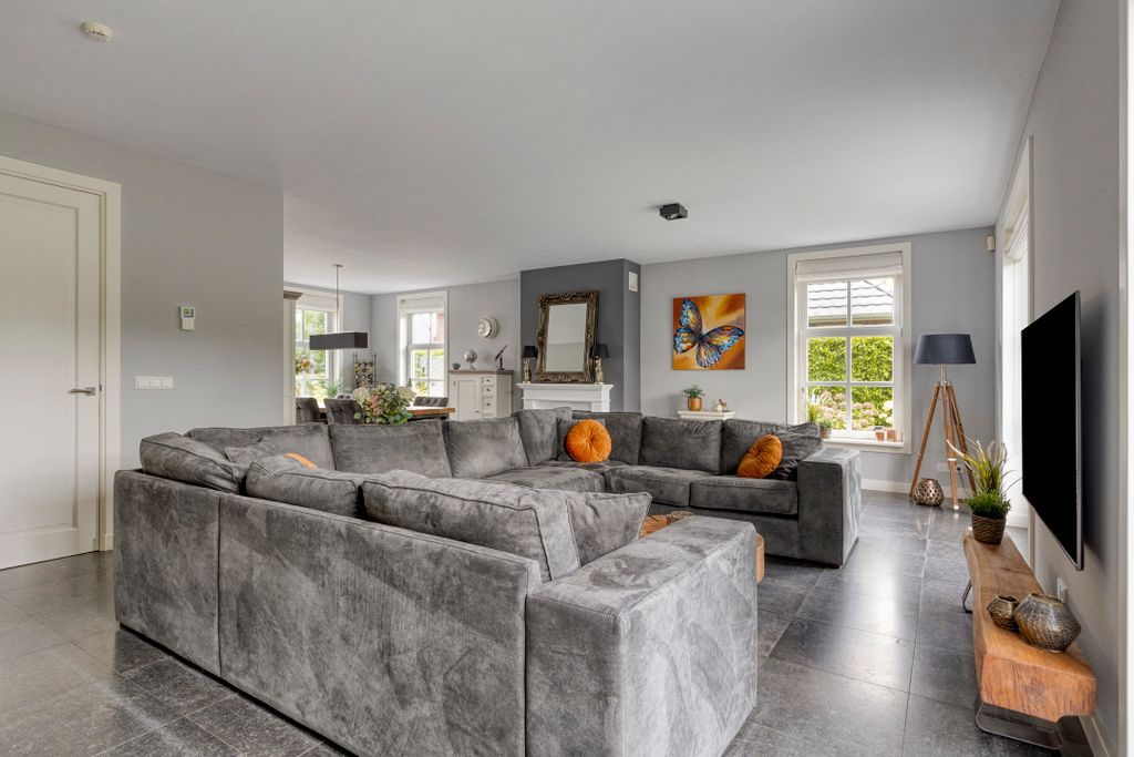 Property photo 2 of 53