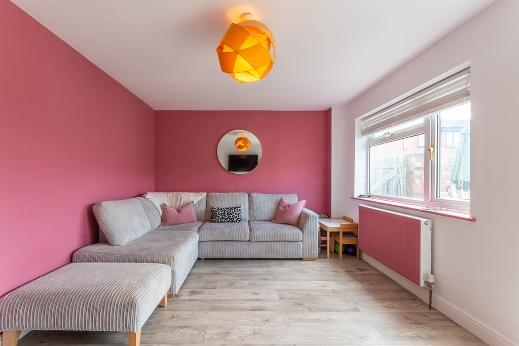 Property photo 2 of 16 Lounge