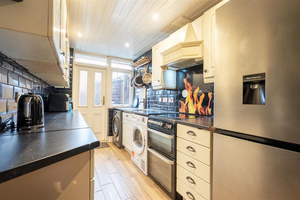 Property photo 2 of 8 Kitchen