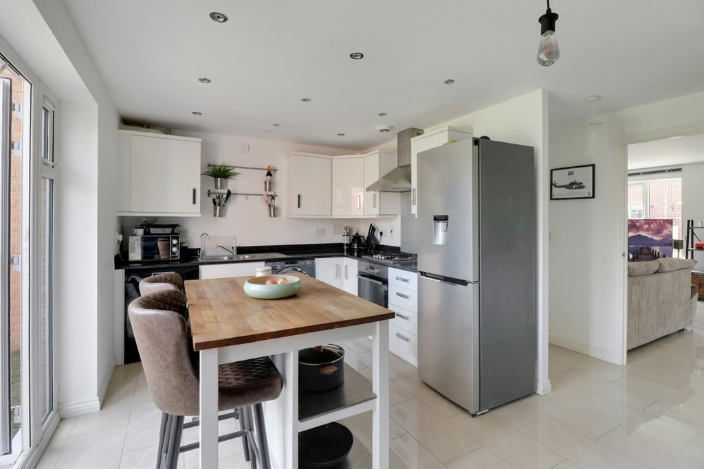 Property photo 2 of 10 Kitchen Dining Room