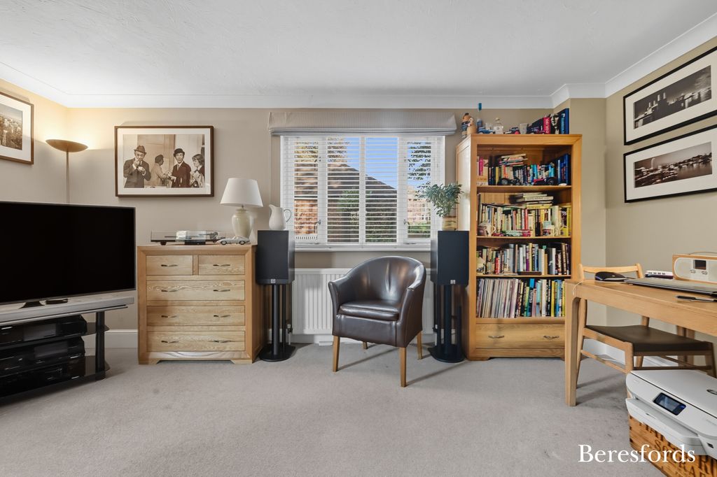 Property photo 3 of 11 Living Room