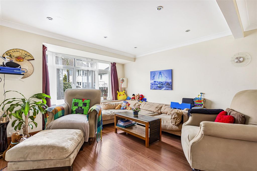 Property photo 3 of 11 Living 17 Helgiford Gardens.Jpg