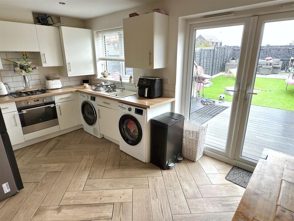 Property photo 3 of 11 Kitchen.Jpg