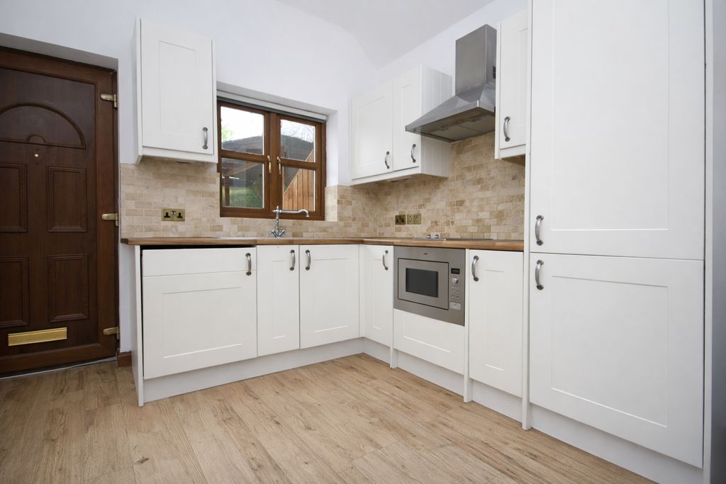 Property photo 3 of 8 Kitchen