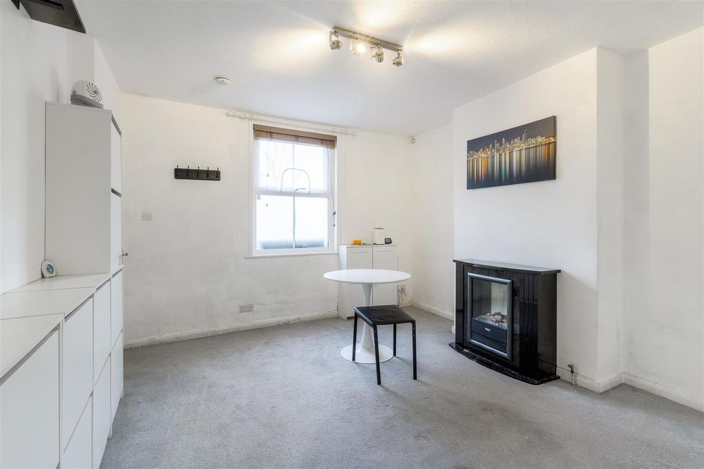 Property photo 3 of 9 Buckwell End Living