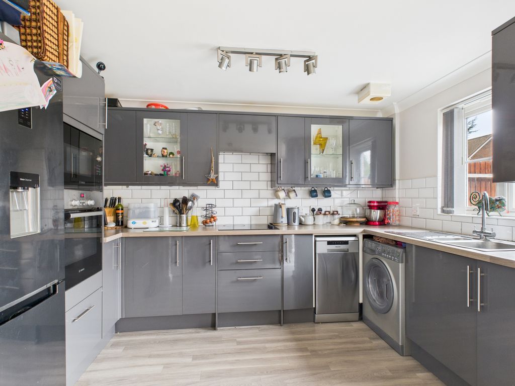 Property photo 3 of 16 Kitchen 2