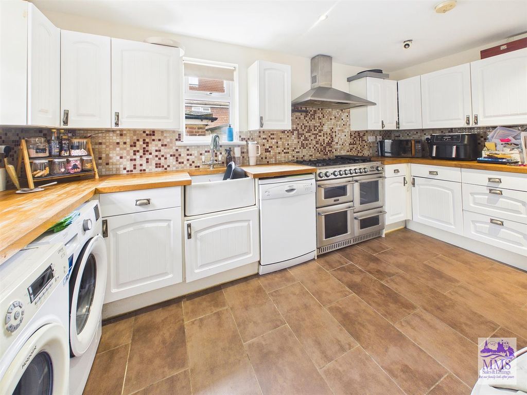 Property photo 2 of 13 Cam04098G0-Pr0162-Still013.Jpg