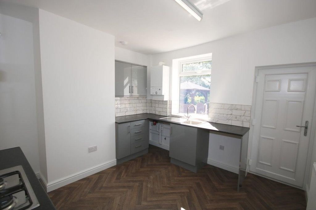 Property photo 3 of 7 Kitchen