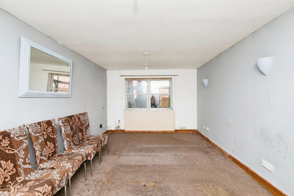 Property photo 2 of 17 Lounge