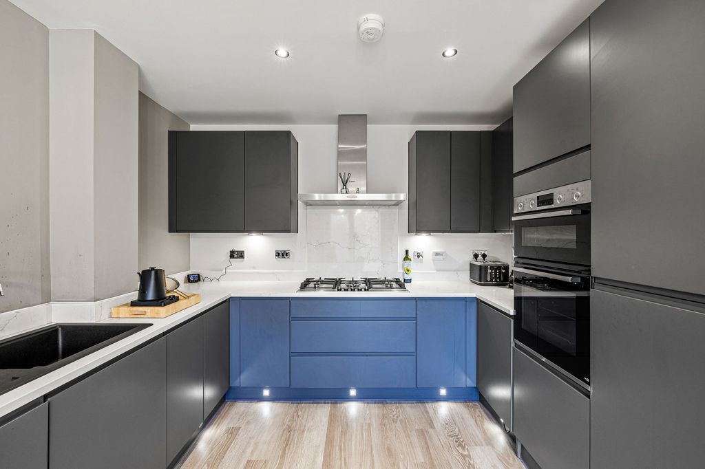 Property photo 2 of 31