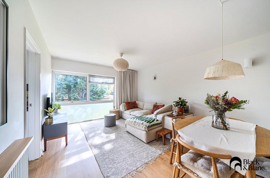 Property photo 1 of 15 Living/Dining Room