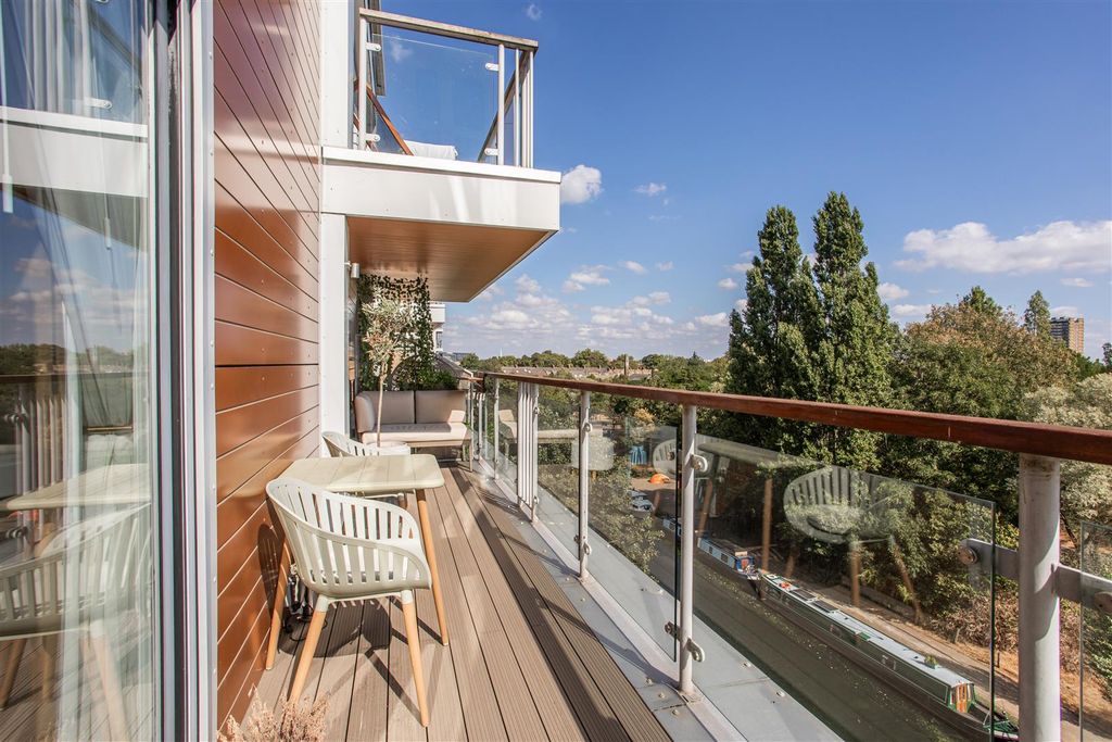 Property photo 3 of 22 Balcony