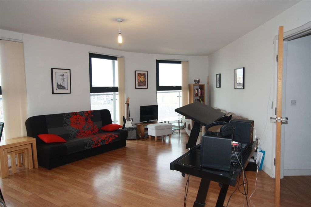 Property photo 3 of 8