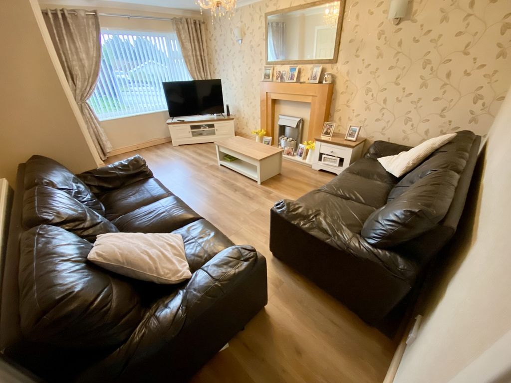 Property photo 3 of 12 Lounge