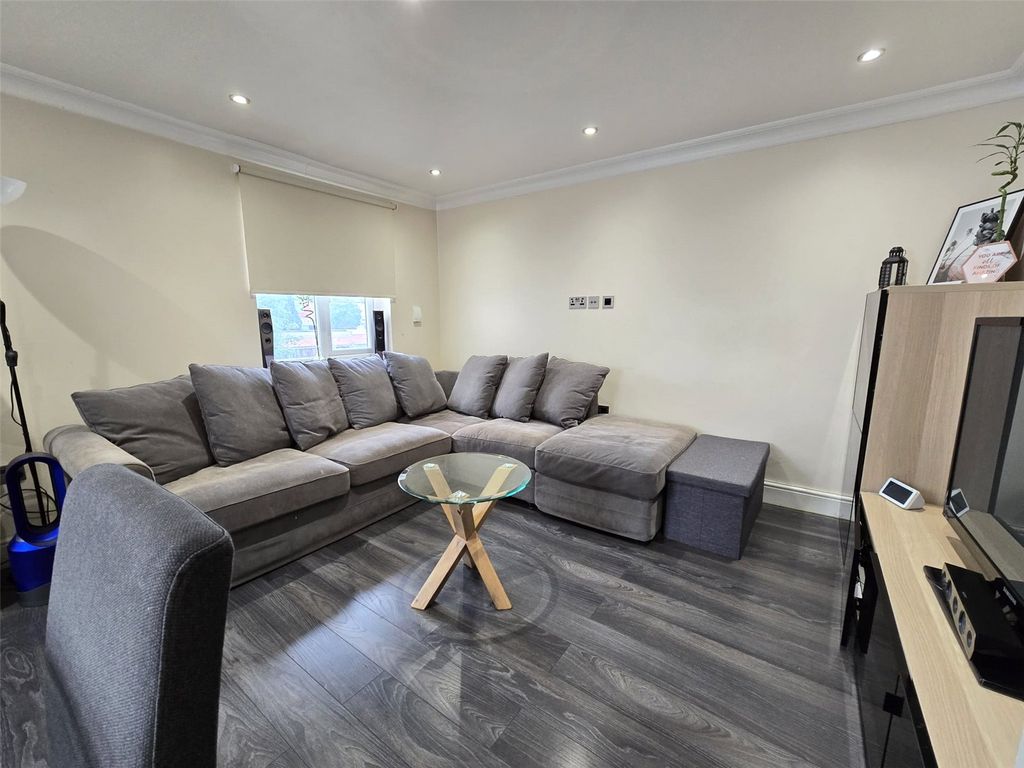 Property photo 2 of 13 Lounge (2)