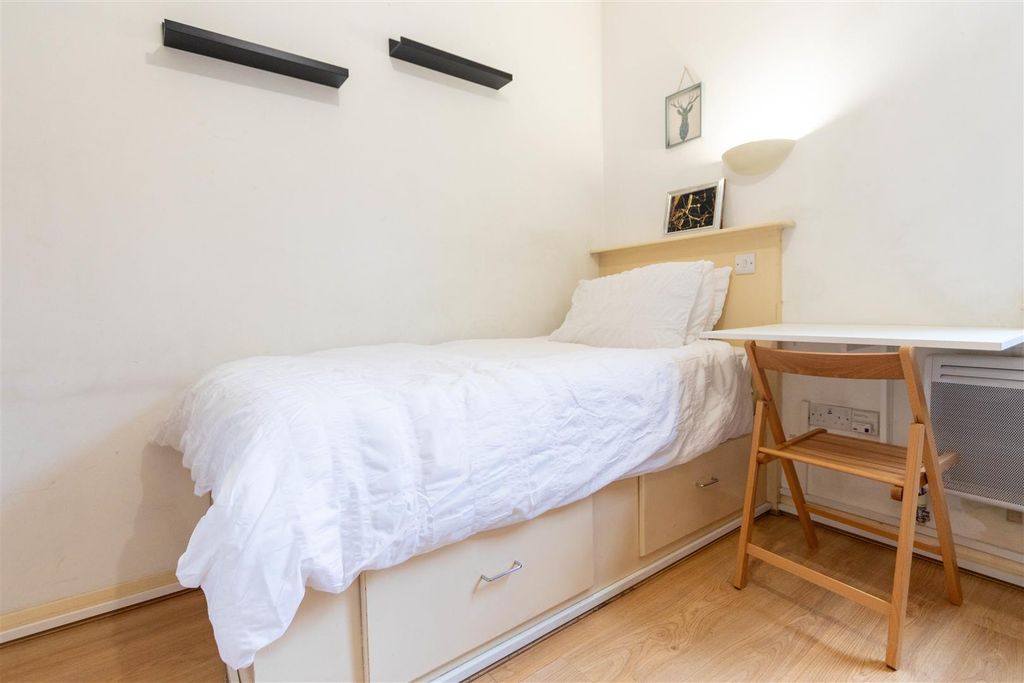 Property photo 3 of 5 Bed Area.Jpg