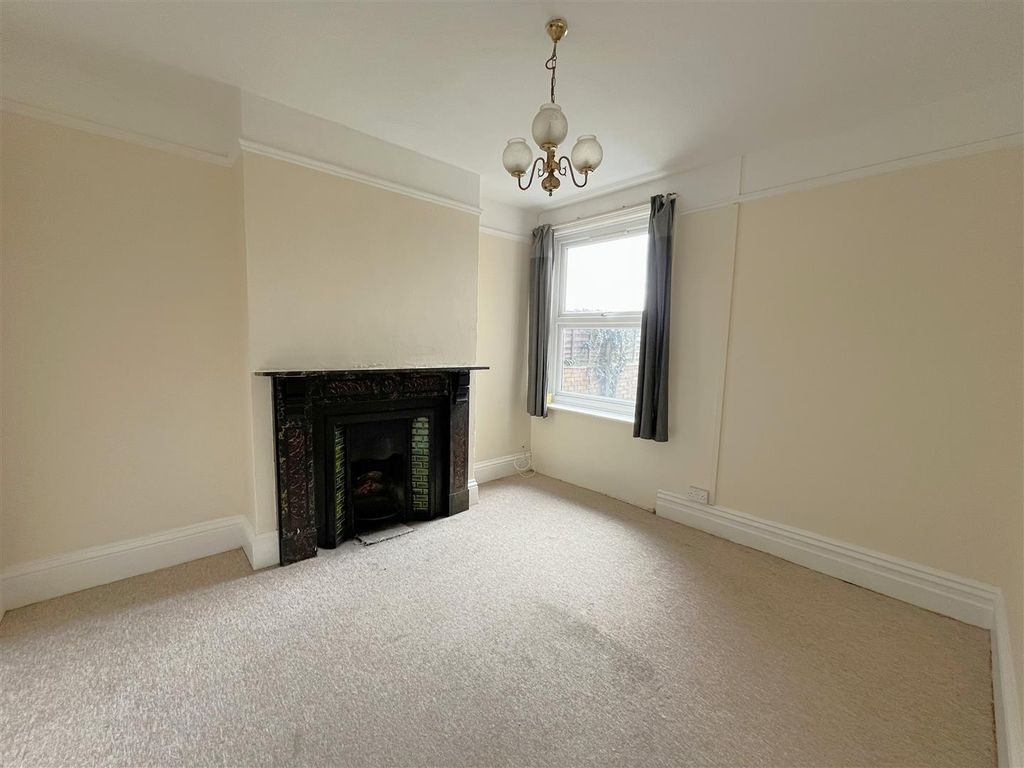 Property photo 3 of 10 Dining Room