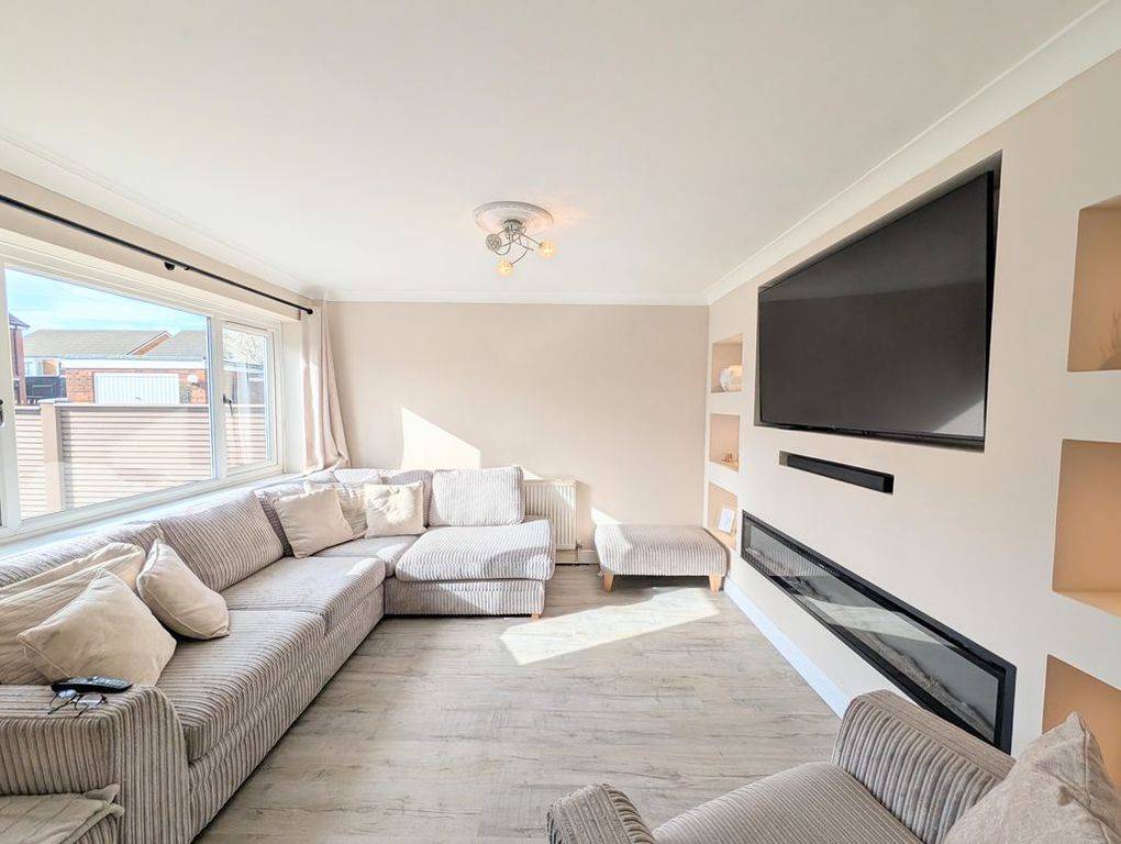 Property photo 2 of 16 Lounge