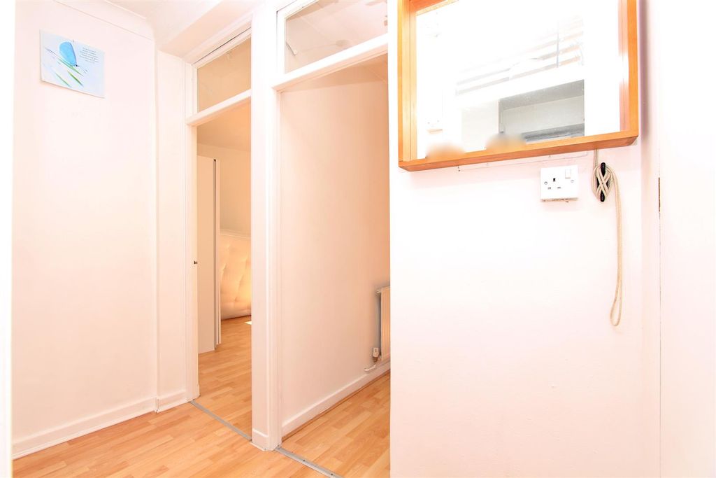 Property photo 3 of 6 Crawshay House, N16