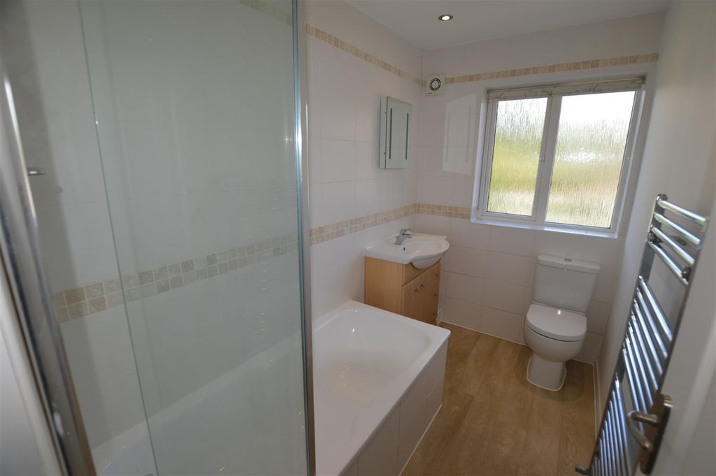 Property photo 3 of 17 Bathroom