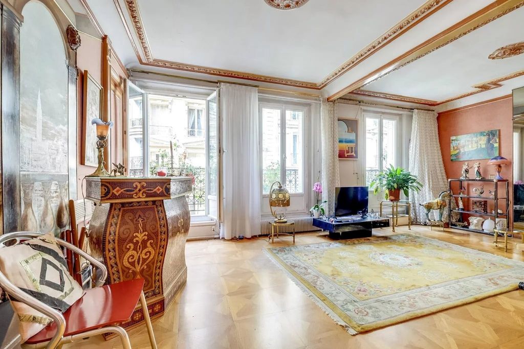 Property photo 1 of 12 Elegant 2-Bedroom Apartment In Odéon, Paris 6th