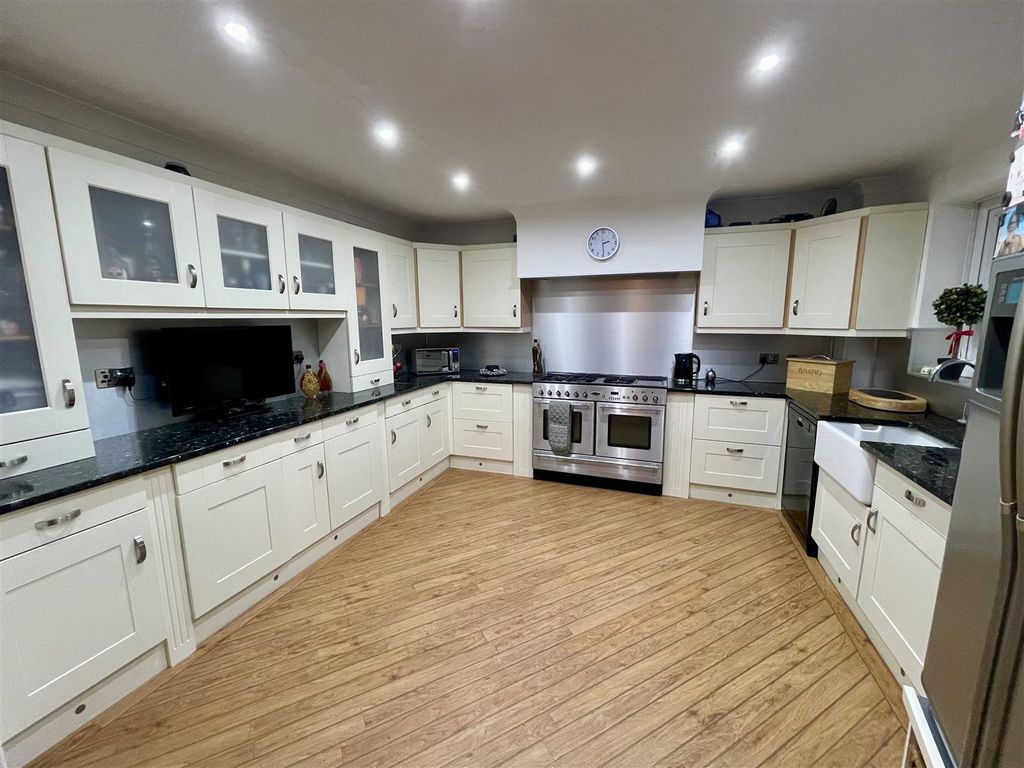 Property photo 2 of 18 Kitchen