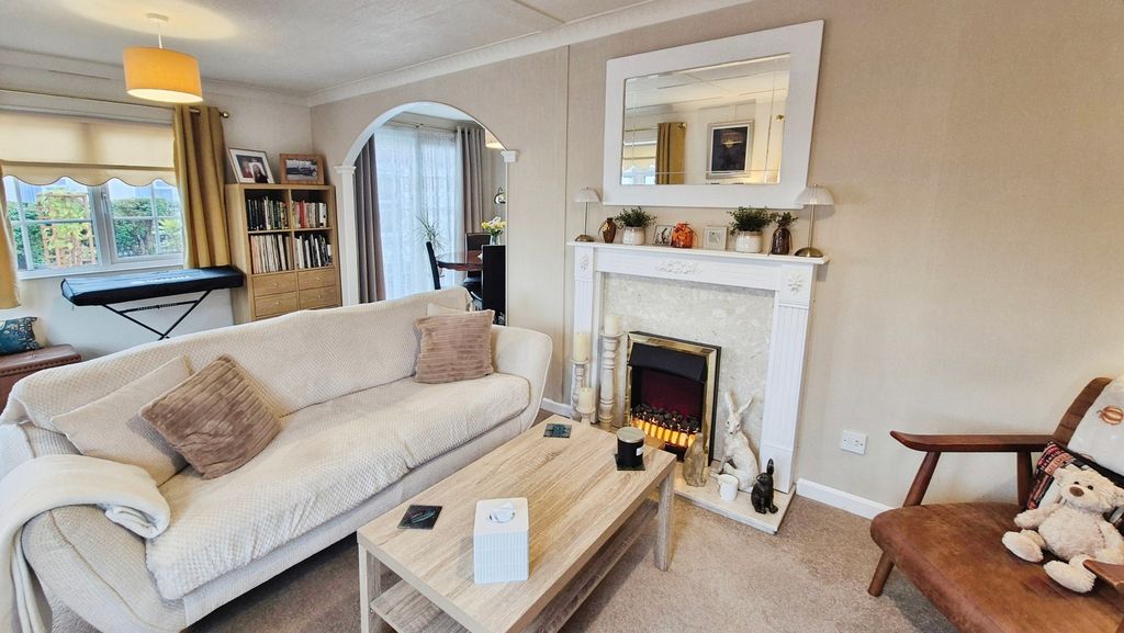 Property photo 2 of 15 Lounge