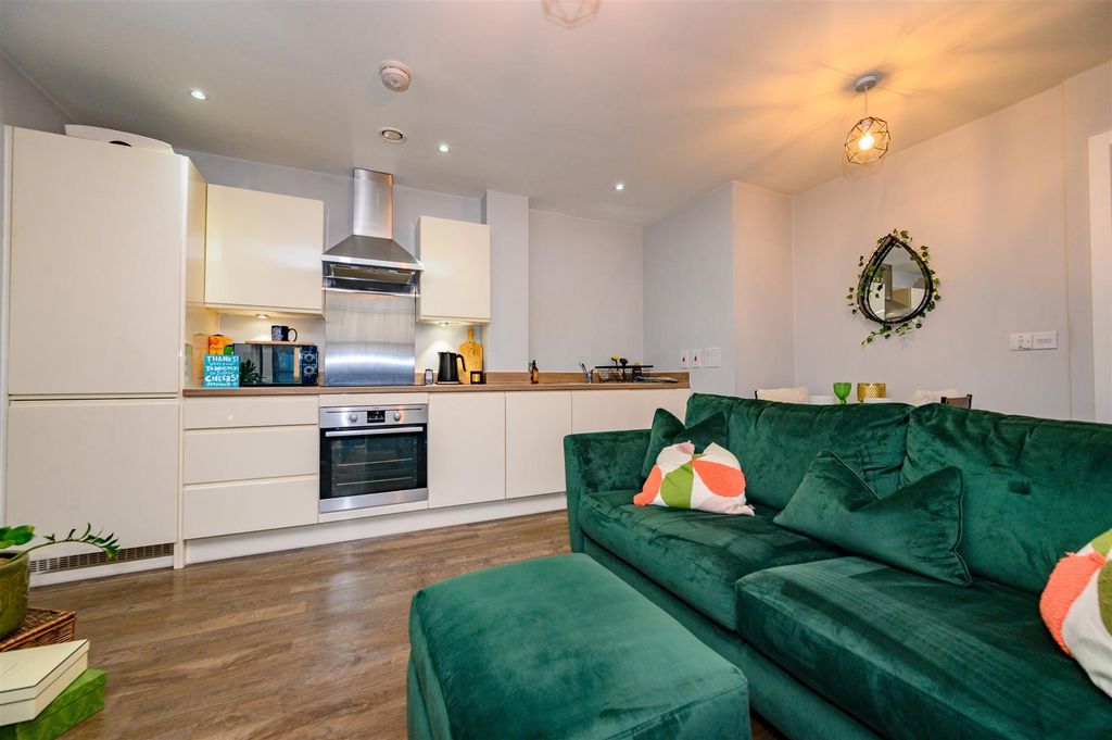 Property photo 3 of 11 Kitchen Lounge