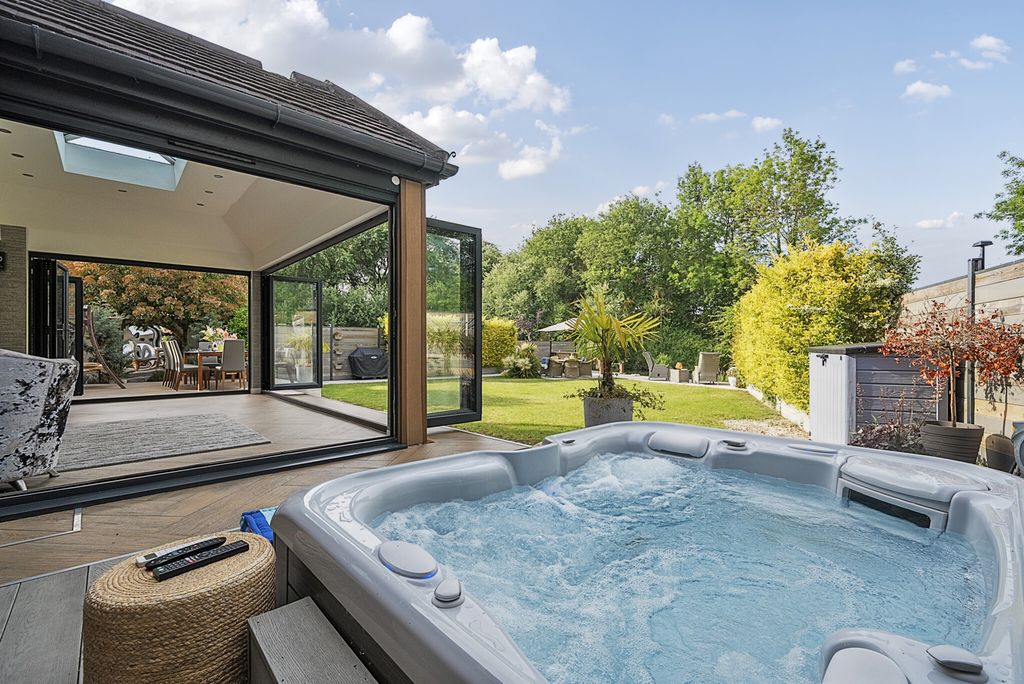 Property photo 2 of 57 1295833-9-682Cf59...