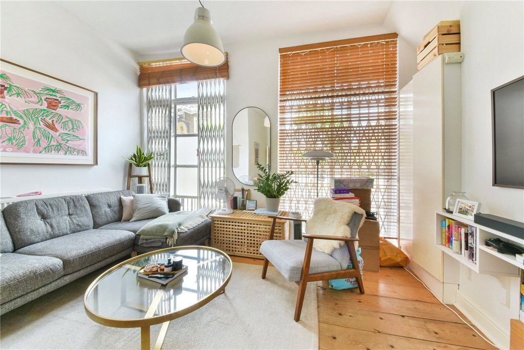 Property photo 3 of 14 Living Room/Kitchen