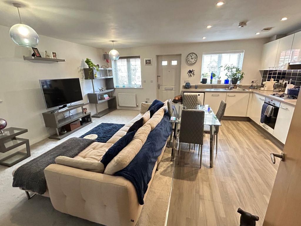 Property photo 2 of 9 Lounge/Dine/Kitchen