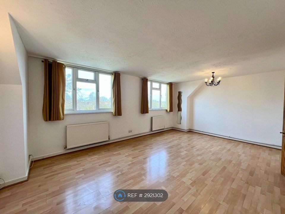 Property photo 1 of 10 Living/Dining Room