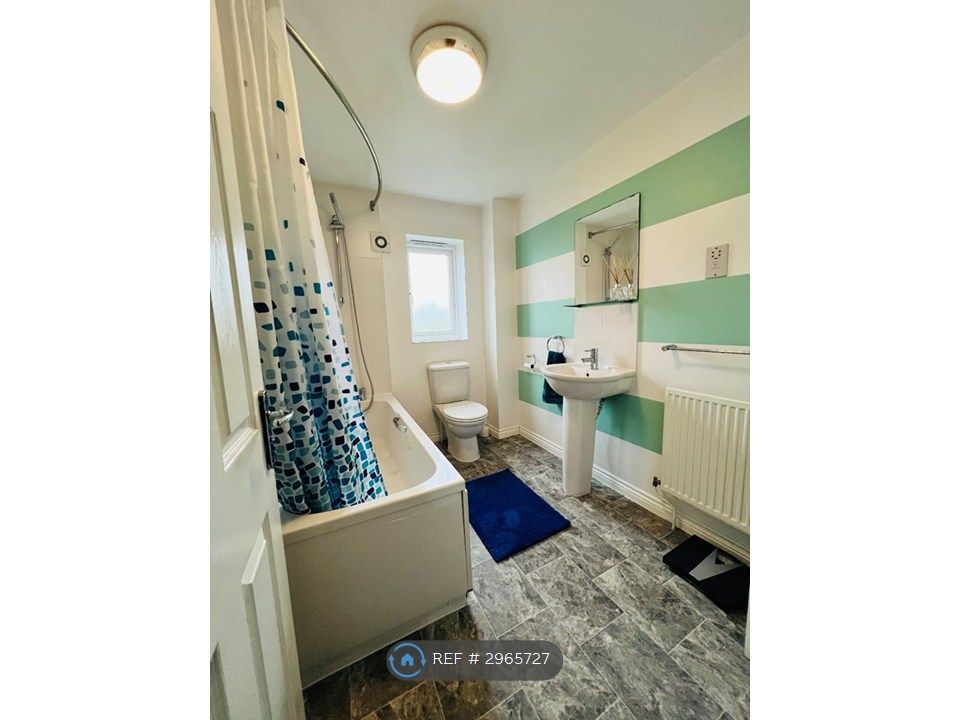 Property photo 3 of 8 Private Bathroom