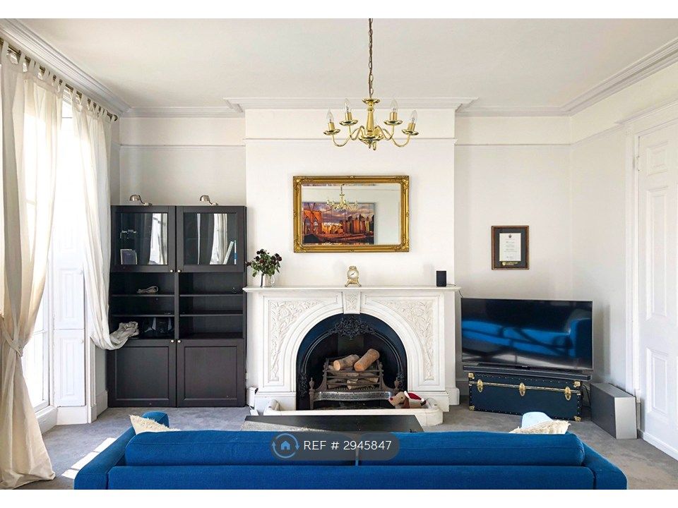 Property photo 1 of 11 Living Room